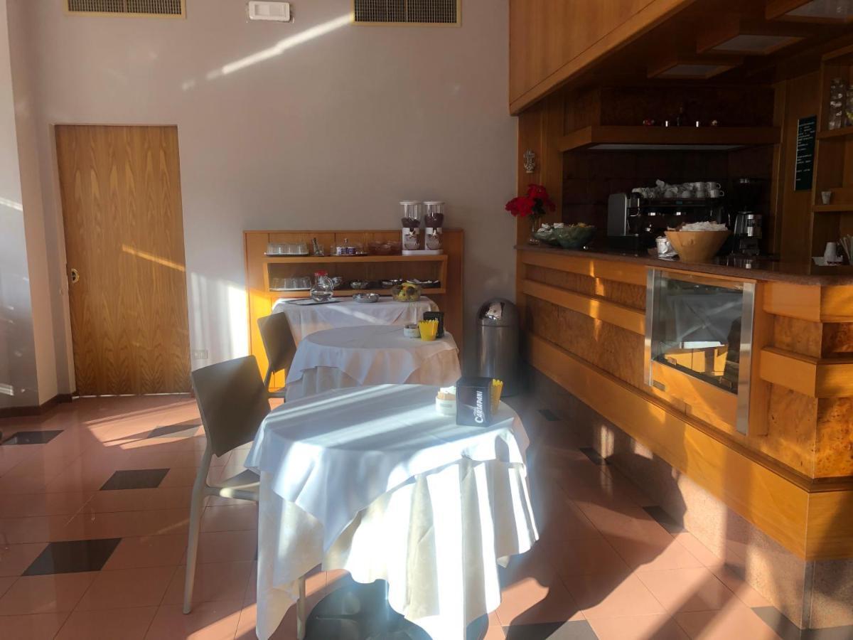 ברשה Albergo Casa Dell'Ospite מראה חיצוני תמונה